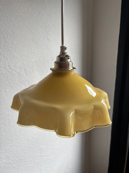 823 - Vintage gele opaline melkglazen 'sierlijke ' hanglamp