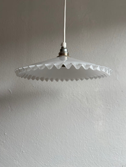 816 - Vintage wit opaline melkglazen 'kartel' hanglamp