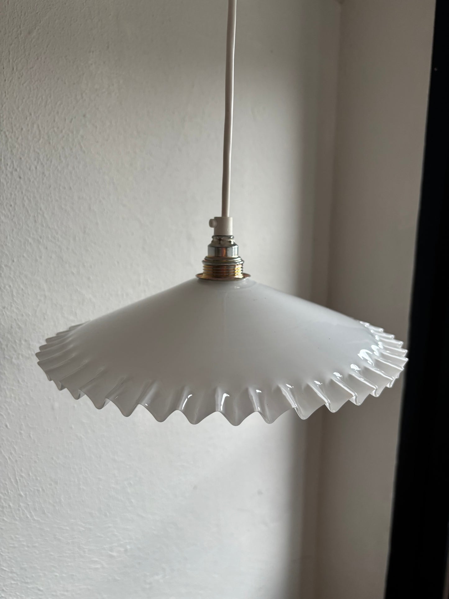 816 - Vintage wit opaline melkglazen 'kartel' hanglamp