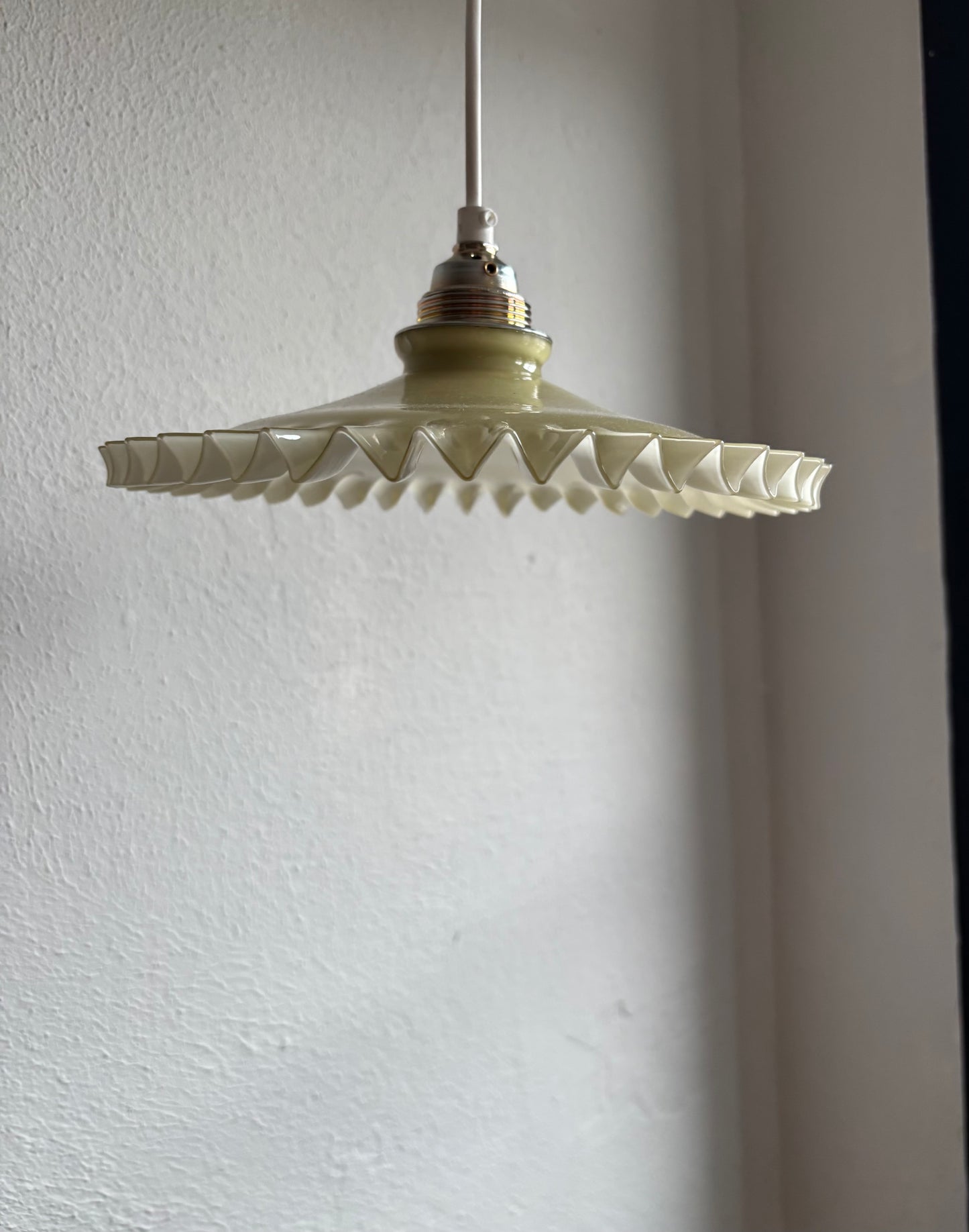 838 - Vintage geel opaline melkglazen 'kartel' hanglamp