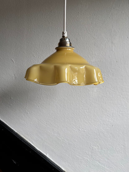 823 - Vintage gele opaline melkglazen 'sierlijke ' hanglamp