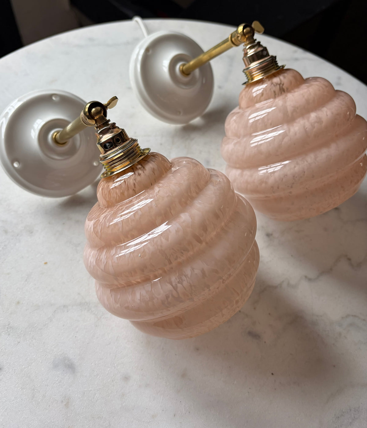 1046 - Set van 2 - Vintage roze Clichy  Franse glazen wandlampen