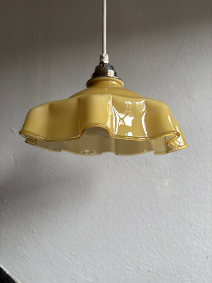 823 - Vintage gele opaline melkglazen 'sierlijke ' hanglamp