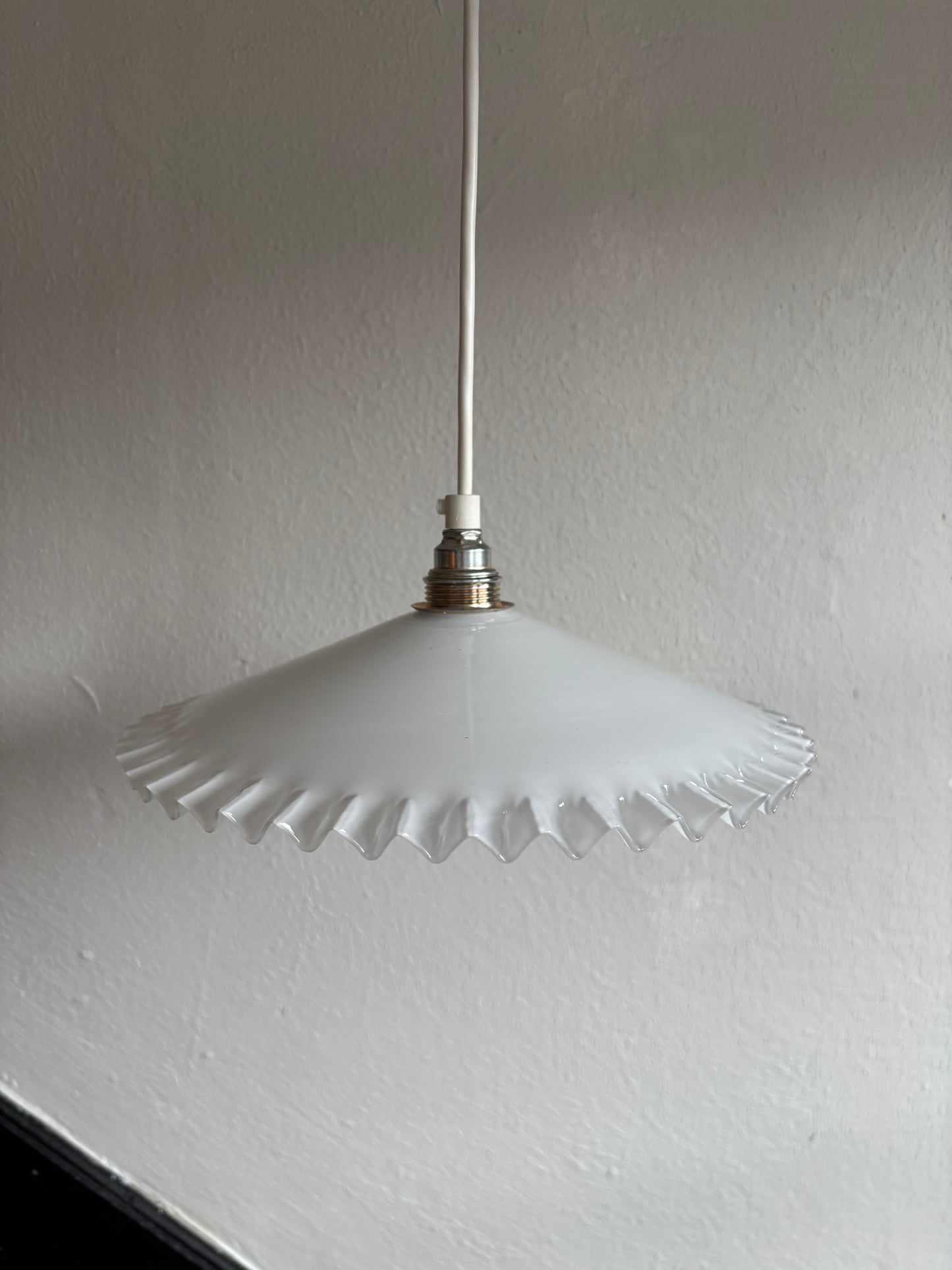 816 - Vintage wit opaline melkglazen 'kartel' hanglamp