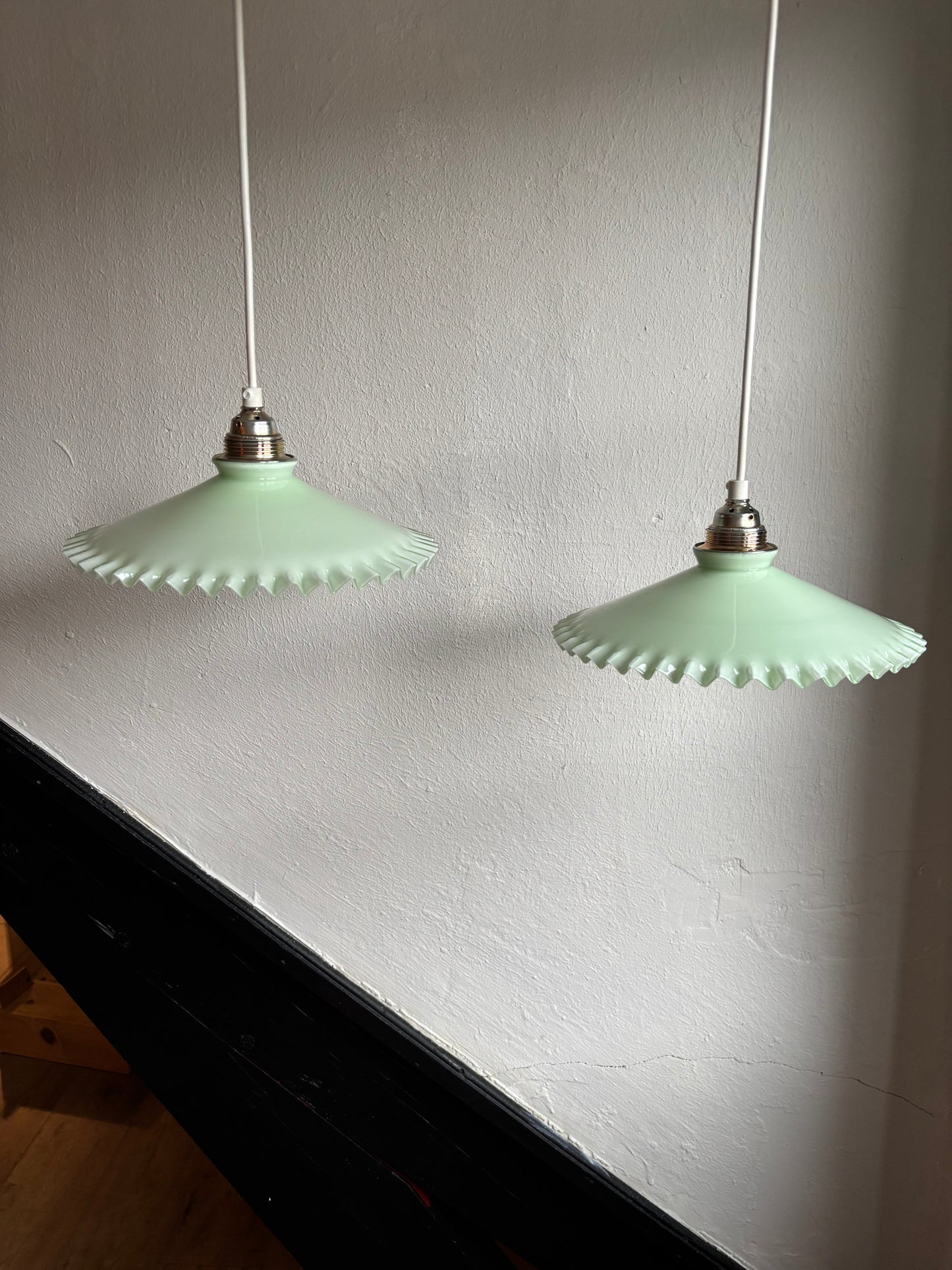 836/923 - Set van 2 - Vintage groene opaline melkglazen 'kartel' hanglampen