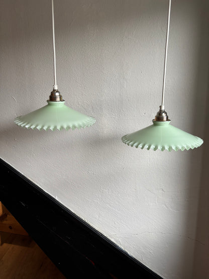 836/923 - Set van 2 - Vintage groene opaline melkglazen 'kartel' hanglampen