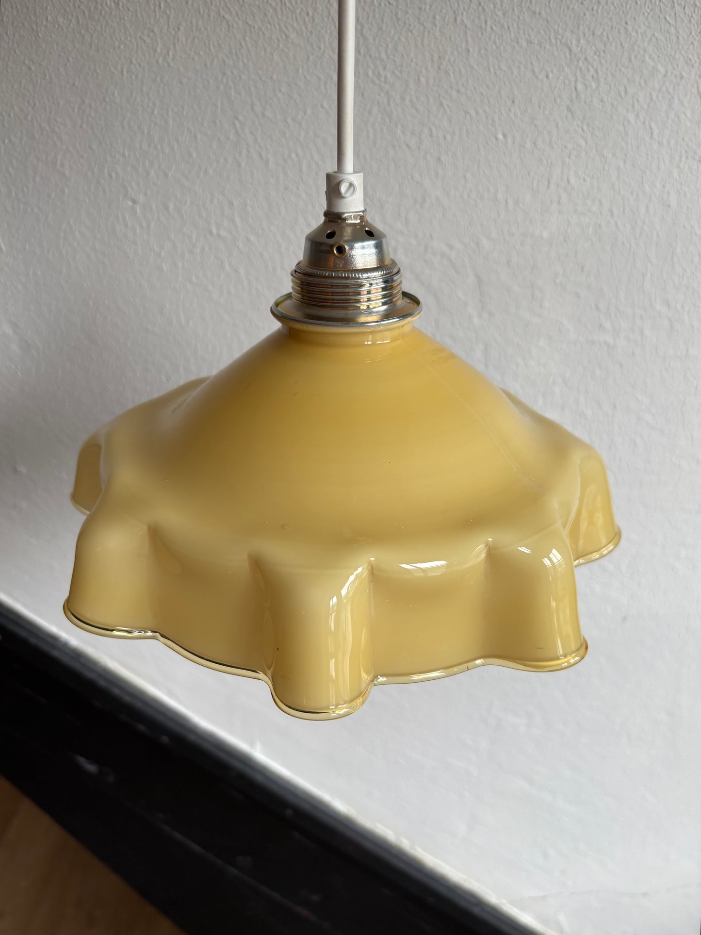 823 - Vintage gele opaline melkglazen 'sierlijke ' hanglamp