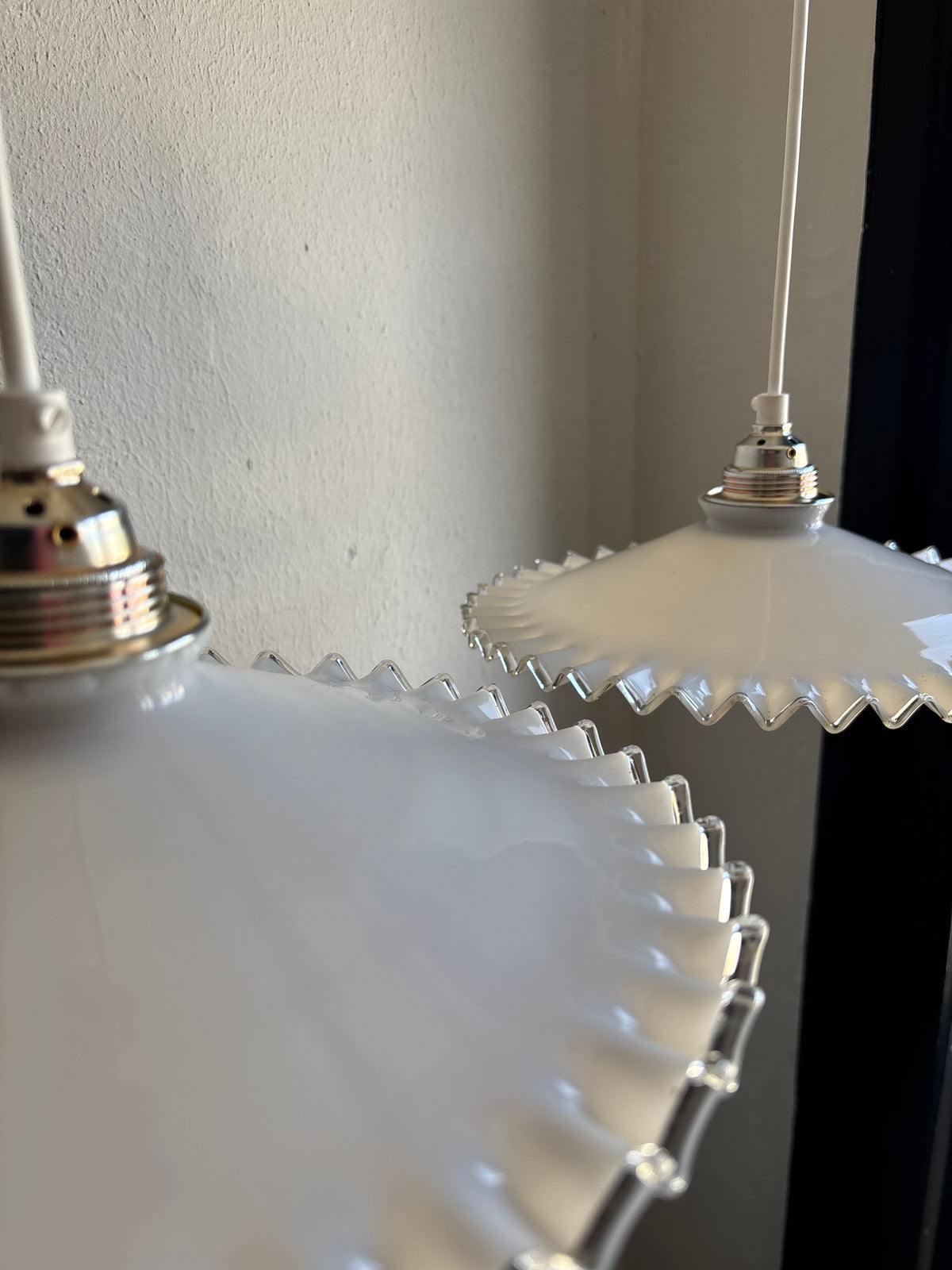 966 - Set van 2 - Vintage opaline melkglazen 'kartel' hanglampen