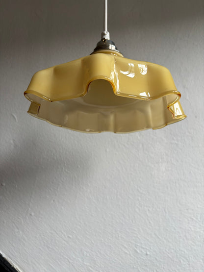 823 - Vintage gele opaline melkglazen 'sierlijke ' hanglamp