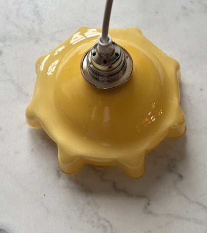 823 - Vintage gele opaline melkglazen 'sierlijke ' hanglamp
