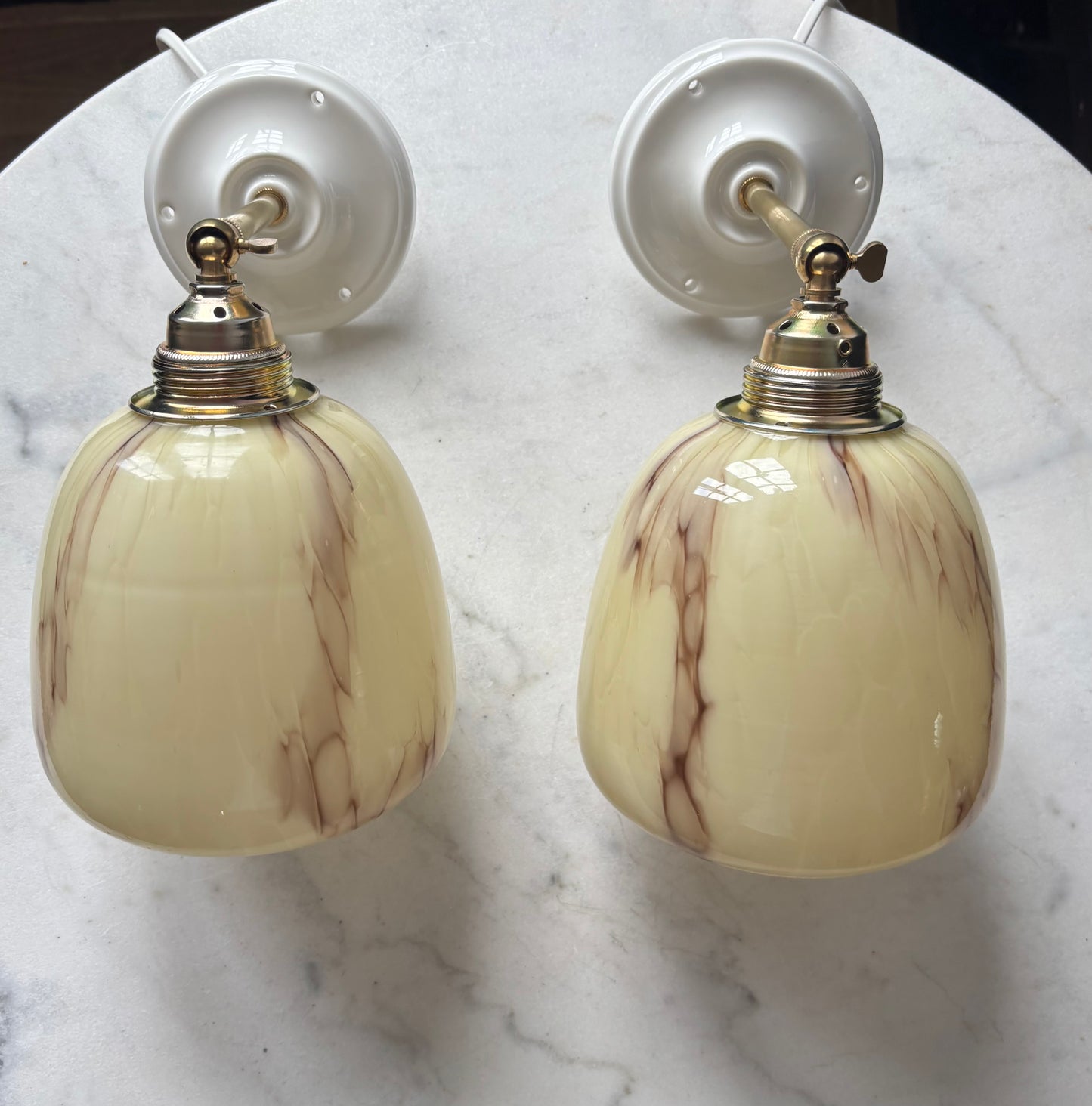 909 - Set van 2 - Vintage gele marmer Franse glazen wandlampen