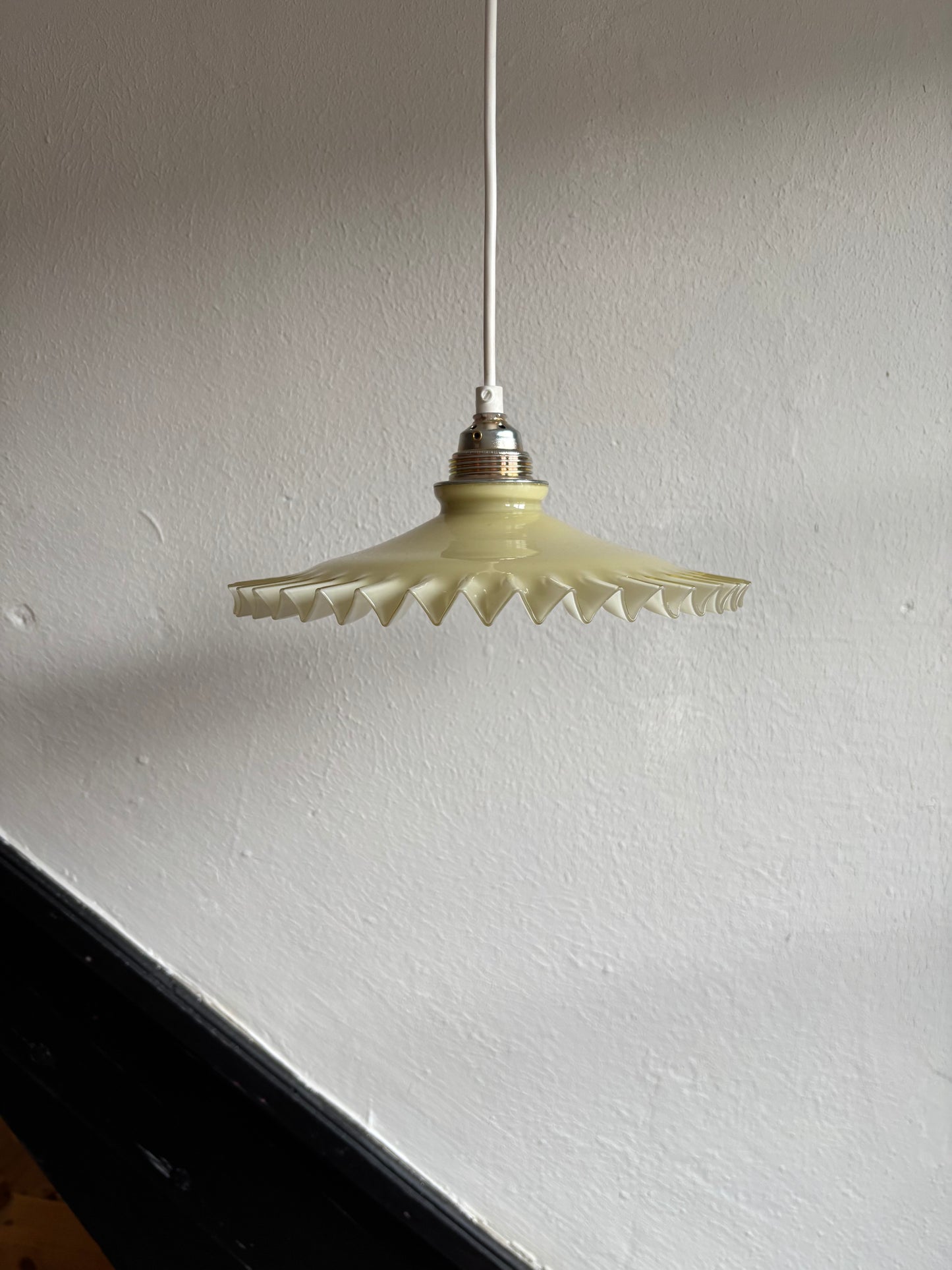 838 - Vintage geel opaline melkglazen 'kartel' hanglamp