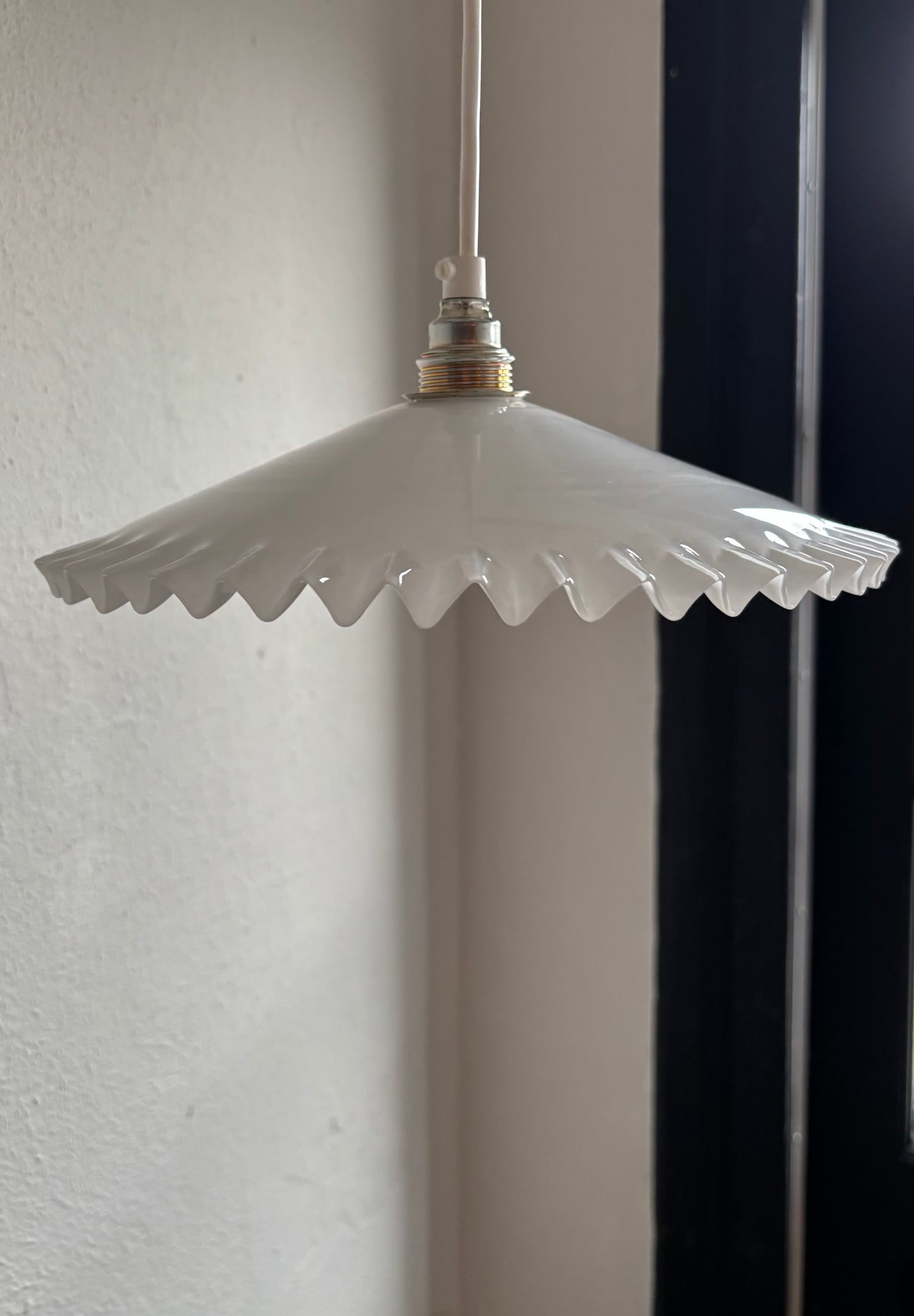 816 - Vintage wit opaline melkglazen 'kartel' hanglamp