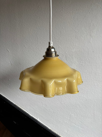 823 - Vintage gele opaline melkglazen 'sierlijke ' hanglamp