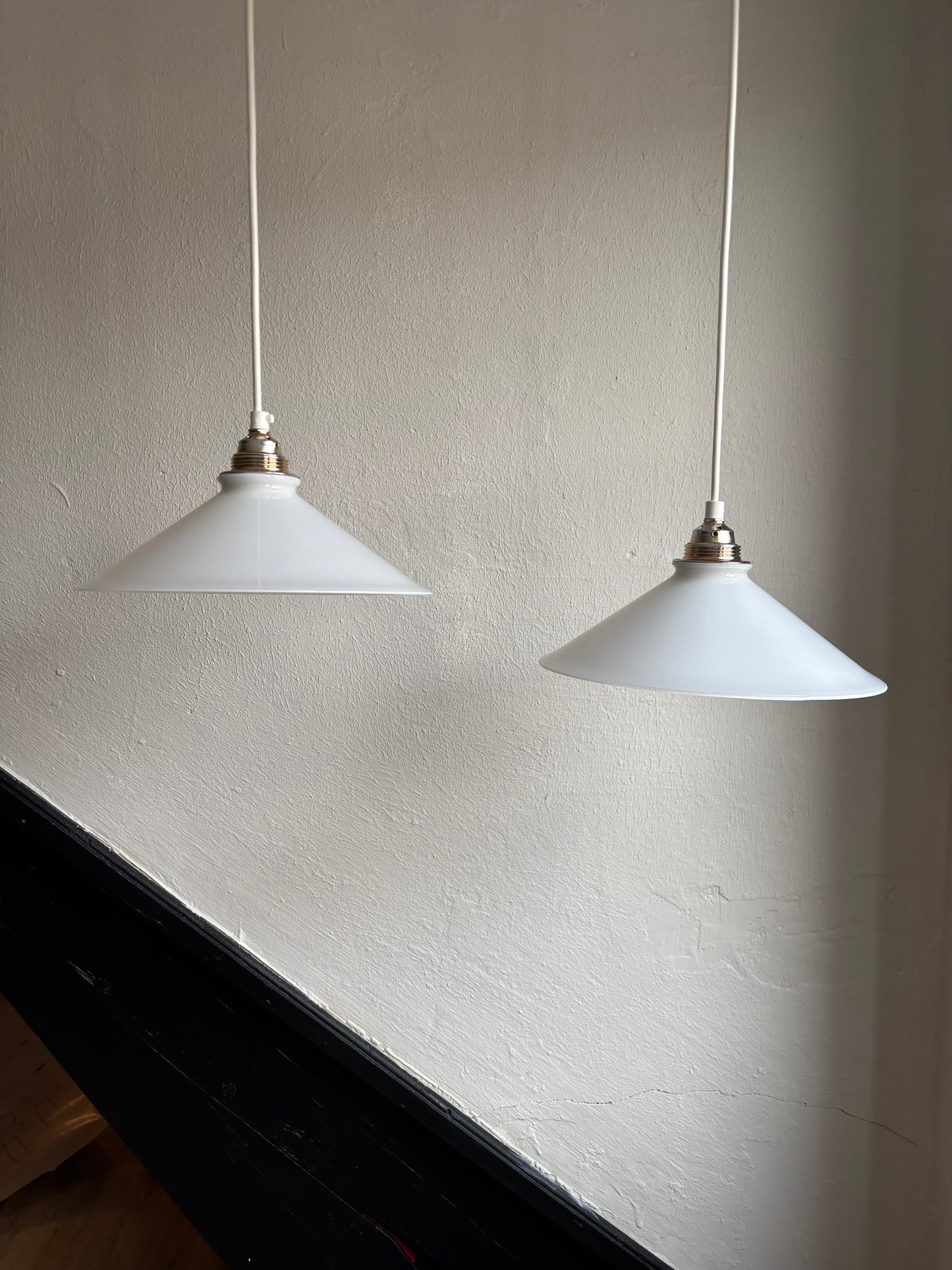 835 - Set van 2 - Vintage opaline melkglazen 'driehoek' hanglampen