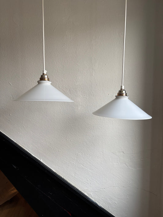 835 - Set van 2 - Vintage opaline melkglazen 'driehoek' hanglampen
