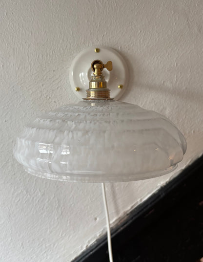 755/5 - Set van 2 - Vintage witte Clichy gewolkte glazen wandlampen