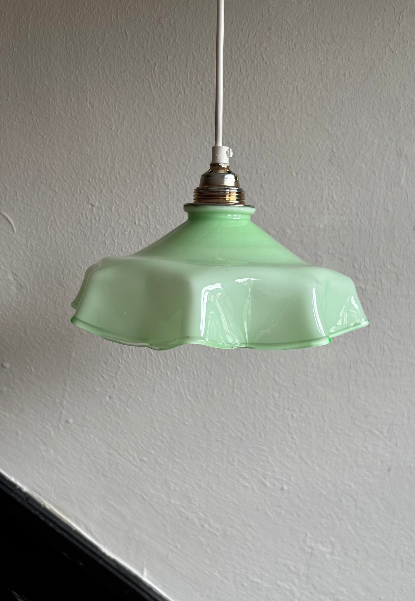 620 - Vintage groene opaline melkglazen 'bloem' hanglamp