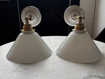 797/4 - Set van 2 - Vintage witte Franse 'driehoek' wandlampen