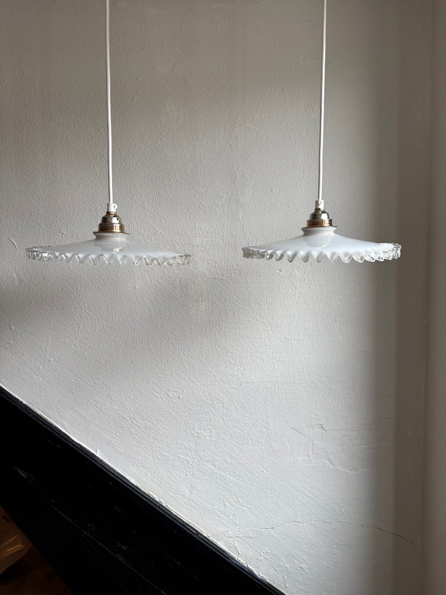 793 - Set van 2 - Vintage opaline melkglazen 'kartel' hanglampen