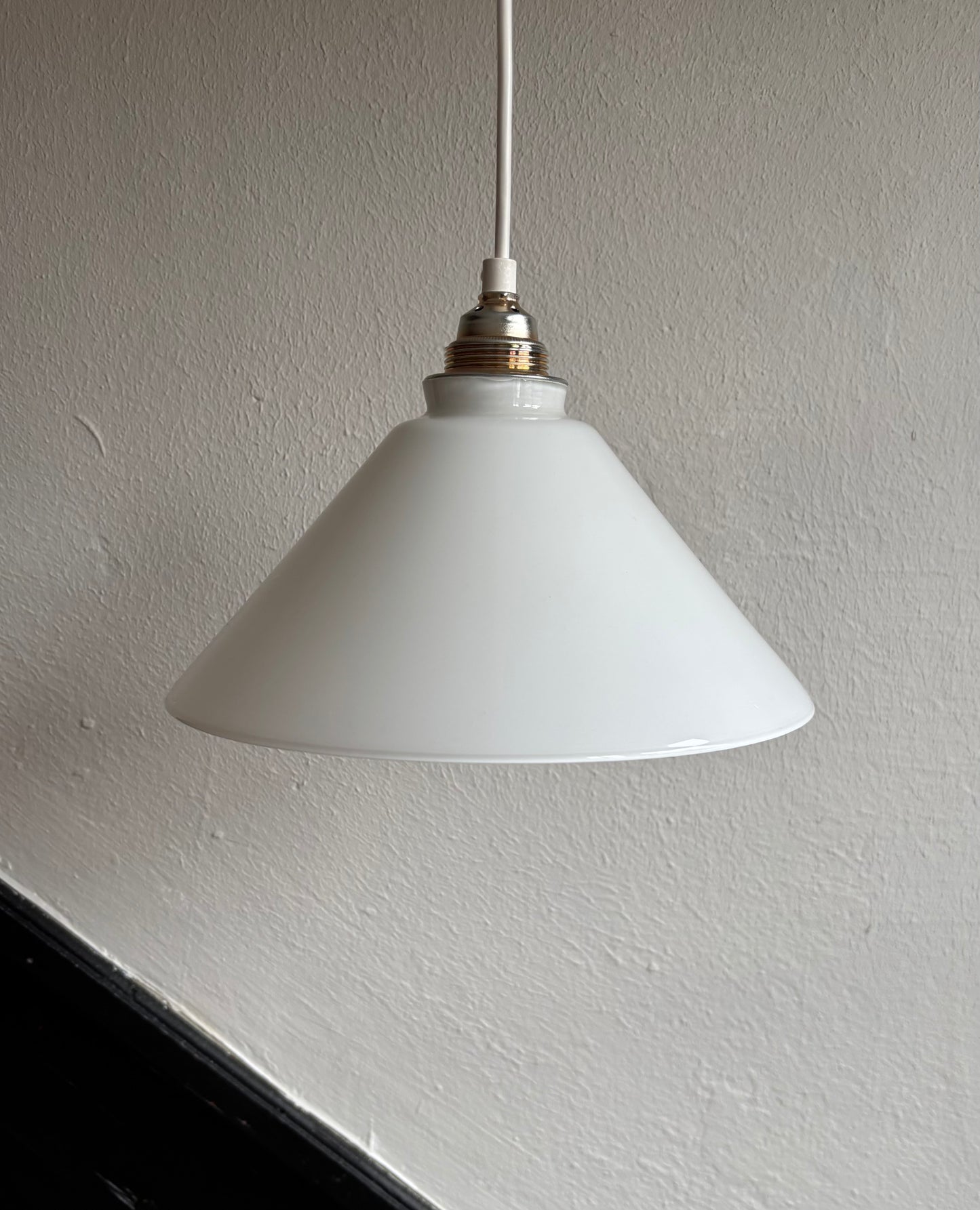 567/1 - Vintage opaline melkglazen 'driehoek' hanglamp