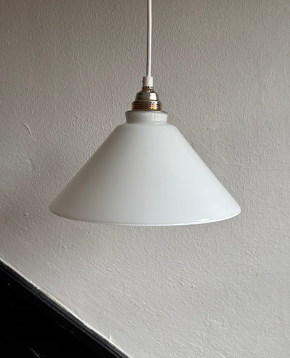 567/1 - Vintage opaline melkglazen 'driehoek' hanglamp