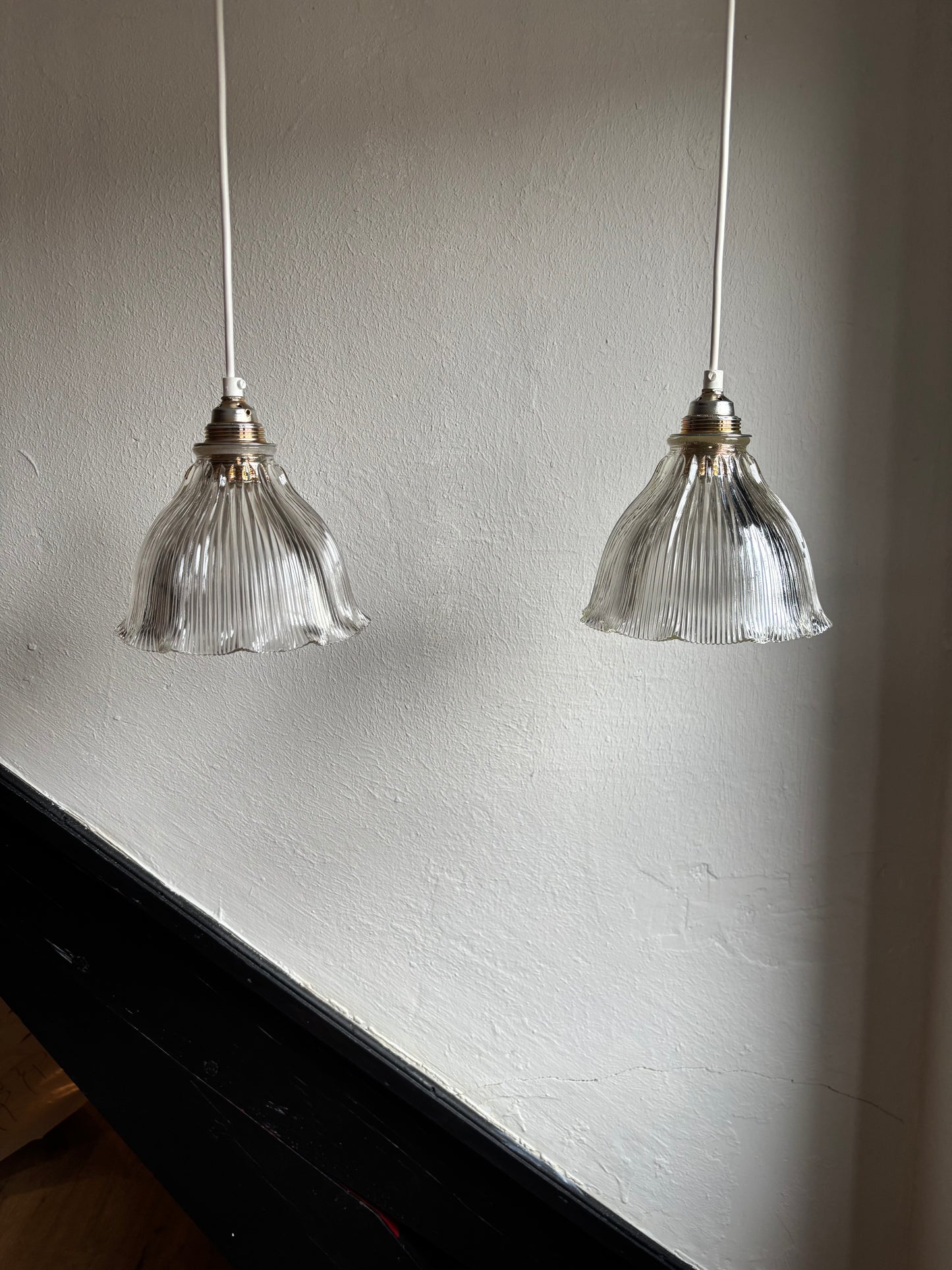 839 - Set van 2 - Vintage sierlijke holophane glazen streep hanglampen kap