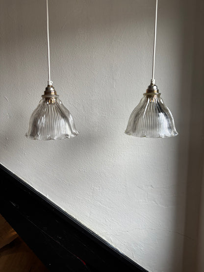 839 - Set van 2 - Vintage sierlijke holophane glazen streep hanglampen kap