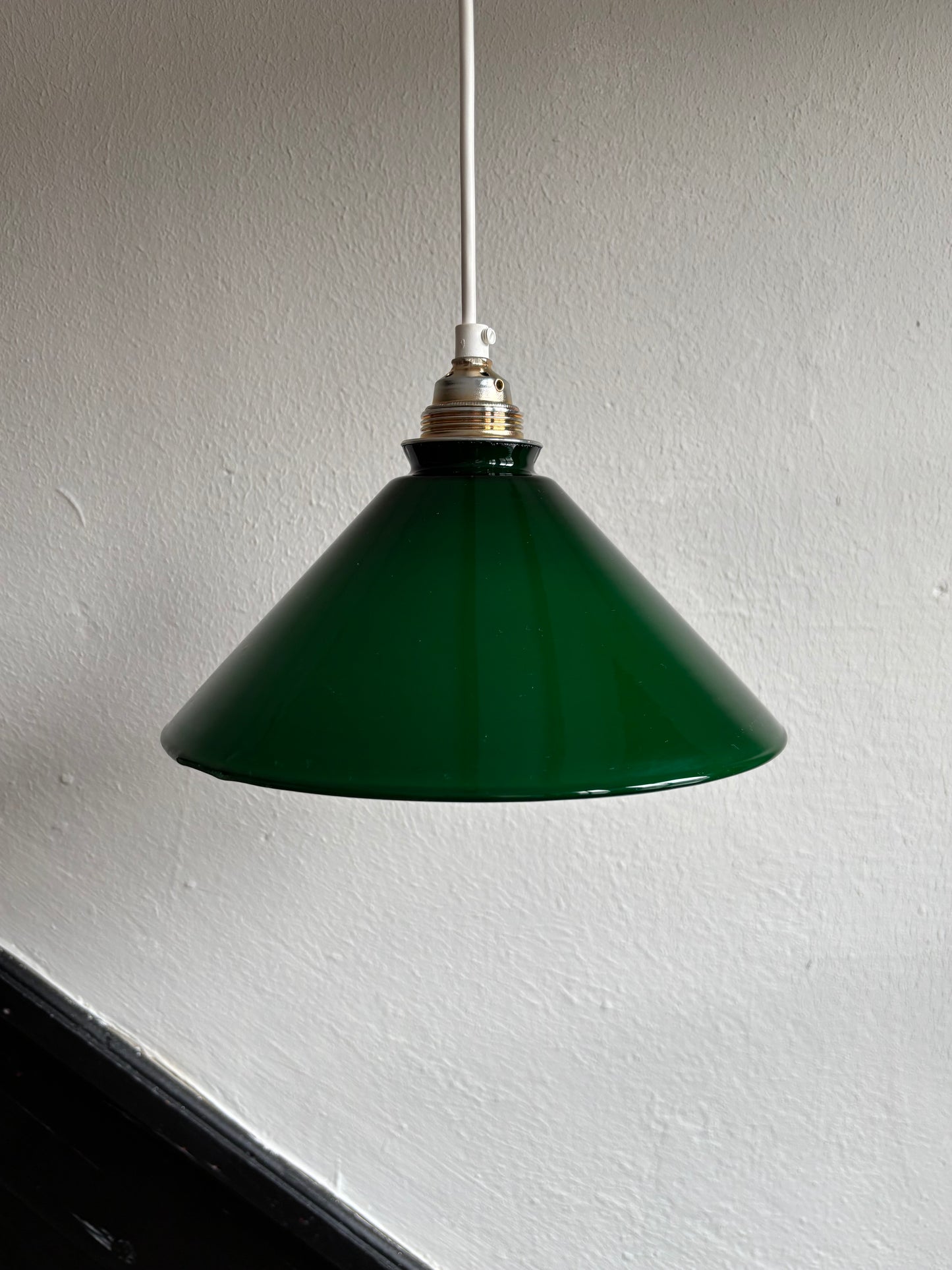 828 - Vintage groene opaline melkglazen 'driehoek' hanglamp