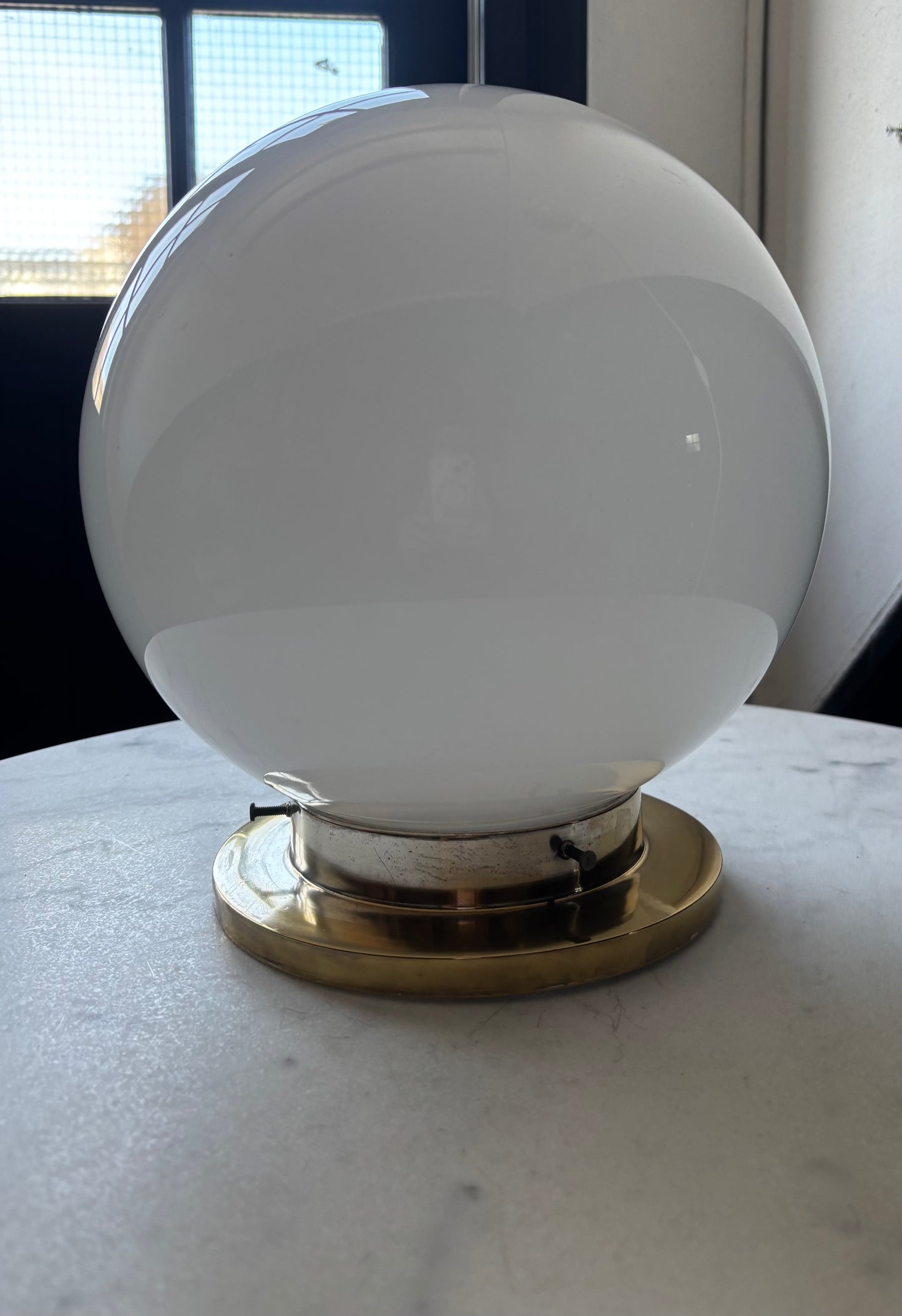 502 - Vintage globe schoollamp bollamp wit glas opaline plafoniere