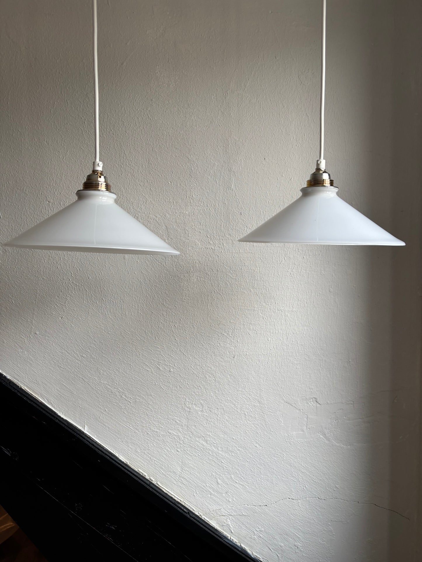 835 - Set van 2 - Vintage opaline melkglazen 'driehoek' hanglampen