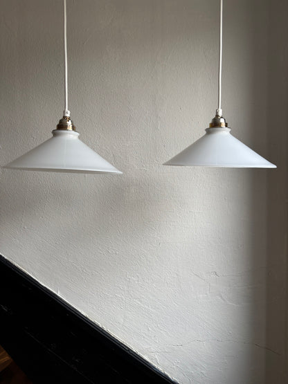 835 - Set van 2 - Vintage opaline melkglazen 'driehoek' hanglampen