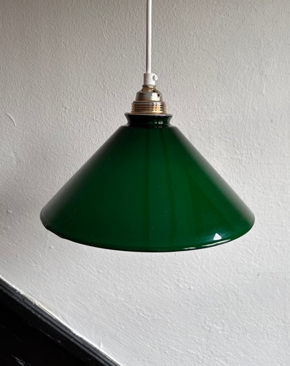 828 - Vintage groene opaline melkglazen 'driehoek' hanglamp