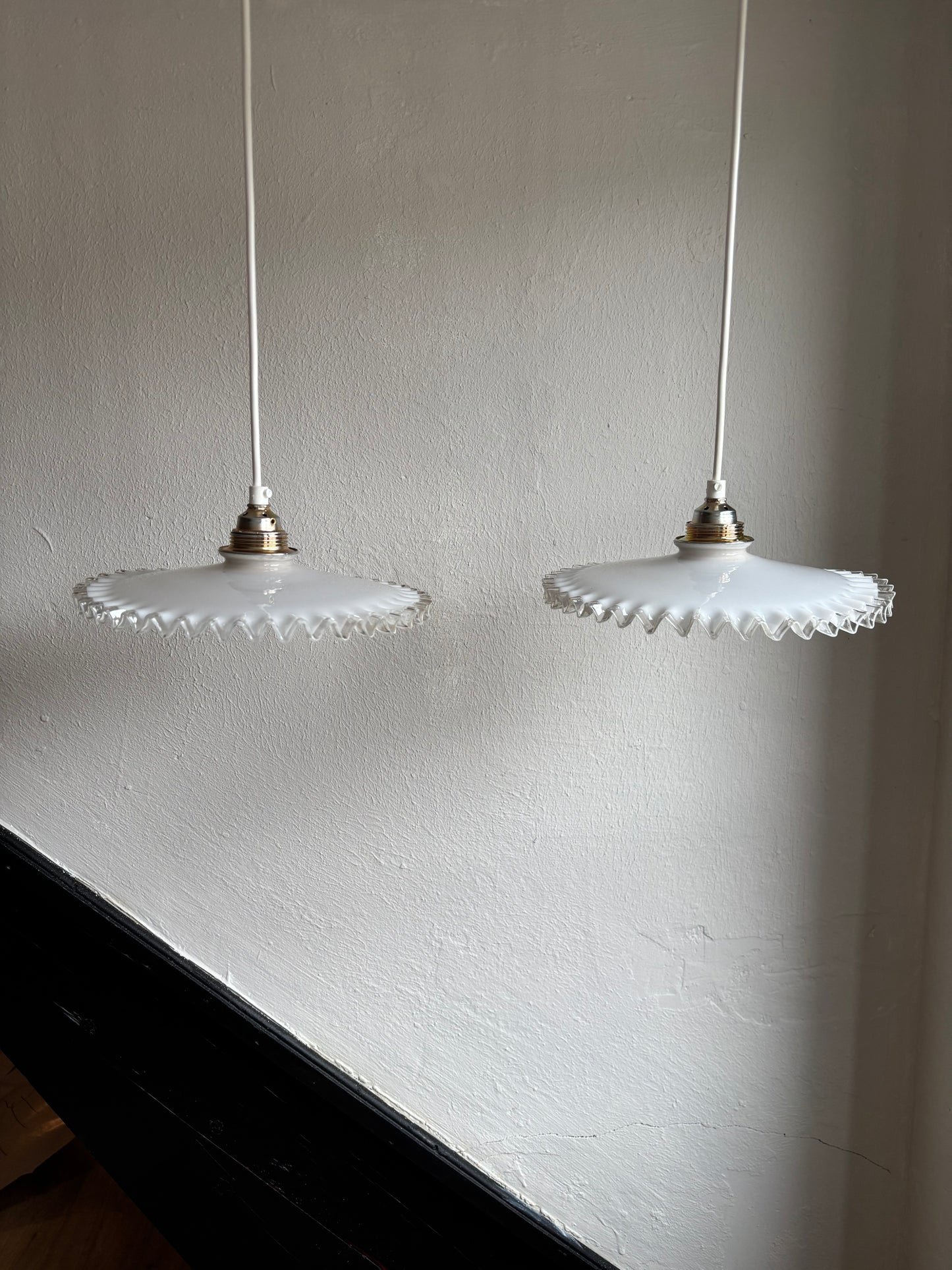 793 - Set van 2 - Vintage opaline melkglazen 'kartel' hanglampen