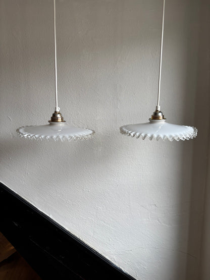 793 - Set van 2 - Vintage opaline melkglazen 'kartel' hanglampen
