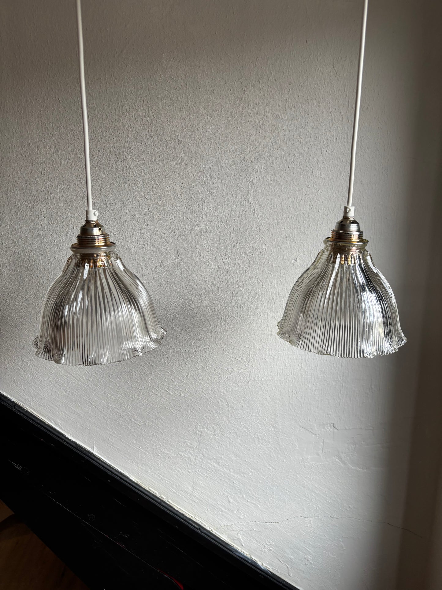 839 - Set van 2 - Vintage sierlijke holophane glazen streep hanglampen kap