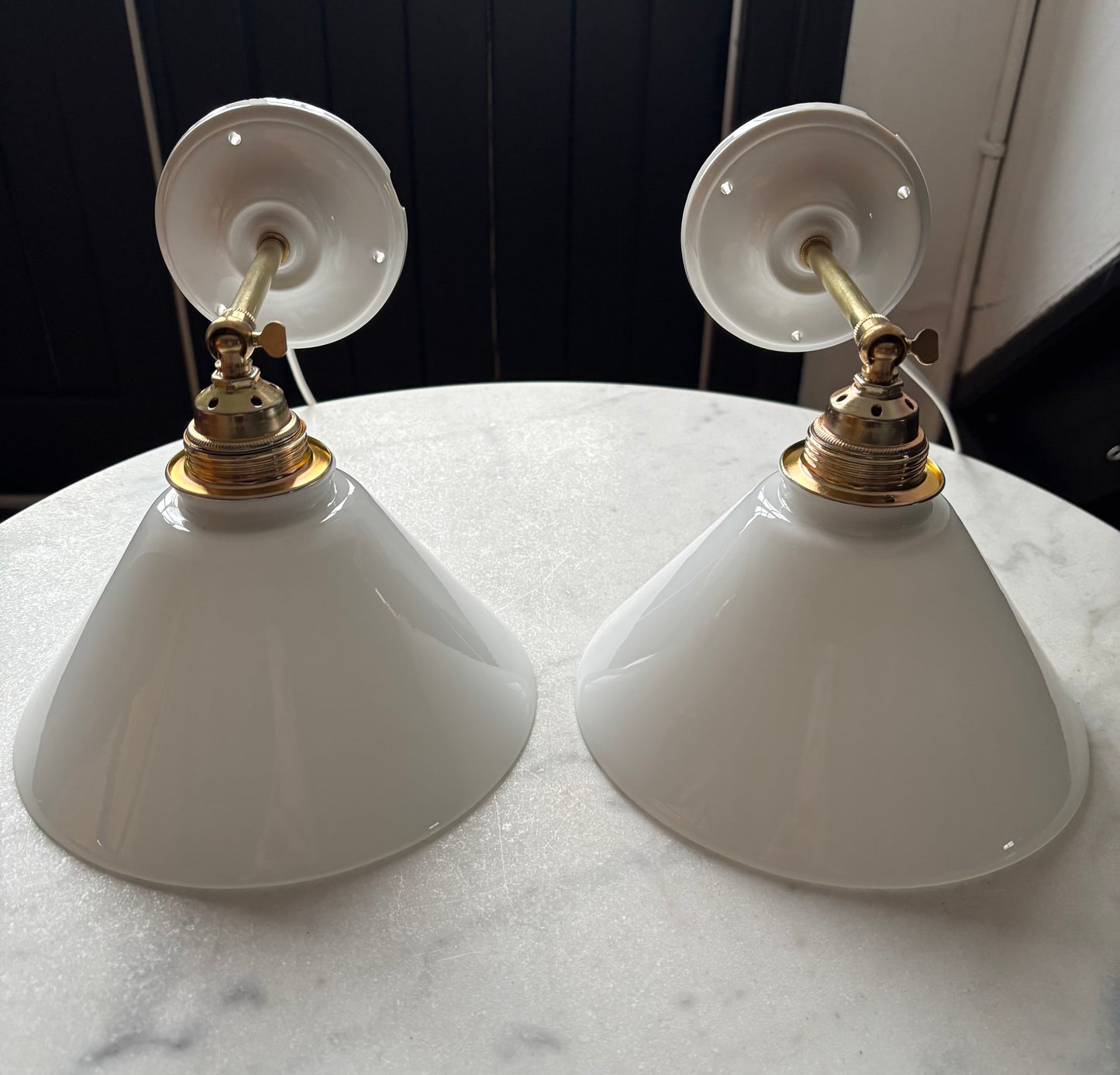 797/4 - Set van 2 - Vintage witte Franse 'driehoek' wandlampen