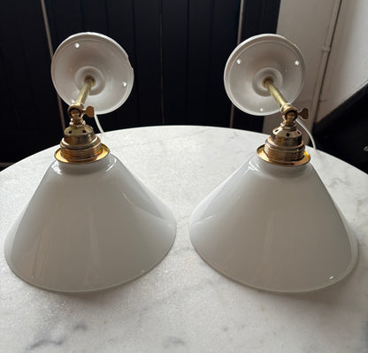 797/4 - Set van 2 - Vintage witte Franse 'driehoek' wandlampen