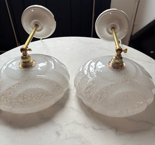755/5 - Set van 2 - Vintage witte Clichy gewolkte glazen wandlampen