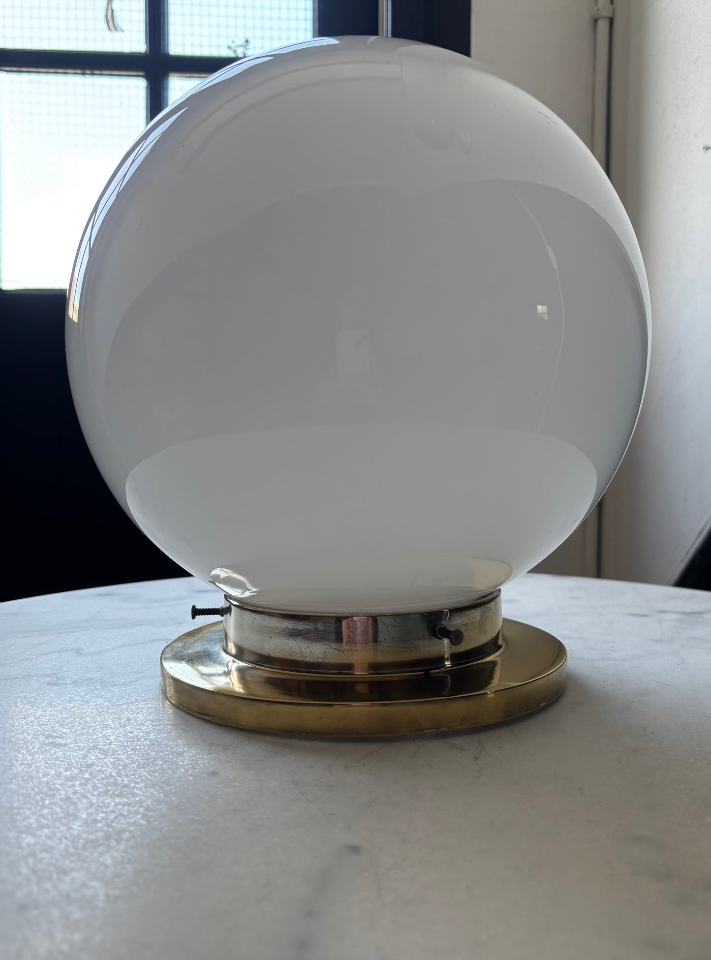 502 - Vintage globe schoollamp bollamp wit glas opaline plafoniere