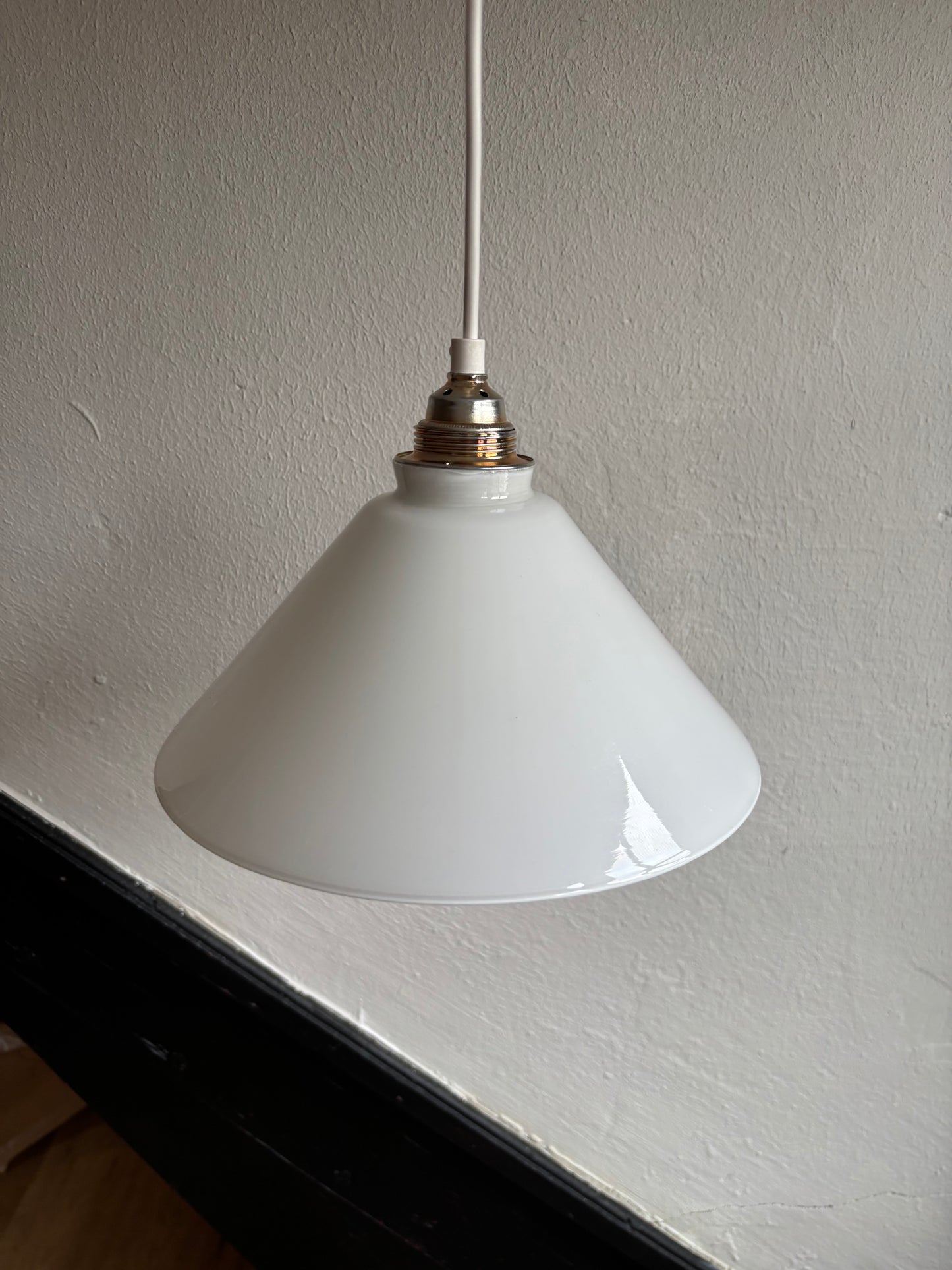 567/1 - Vintage opaline melkglazen 'driehoek' hanglamp