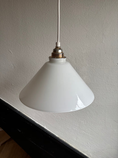 567/1 - Vintage opaline melkglazen 'driehoek' hanglamp