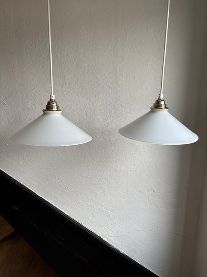 835 - Set van 2 - Vintage opaline melkglazen 'driehoek' hanglampen