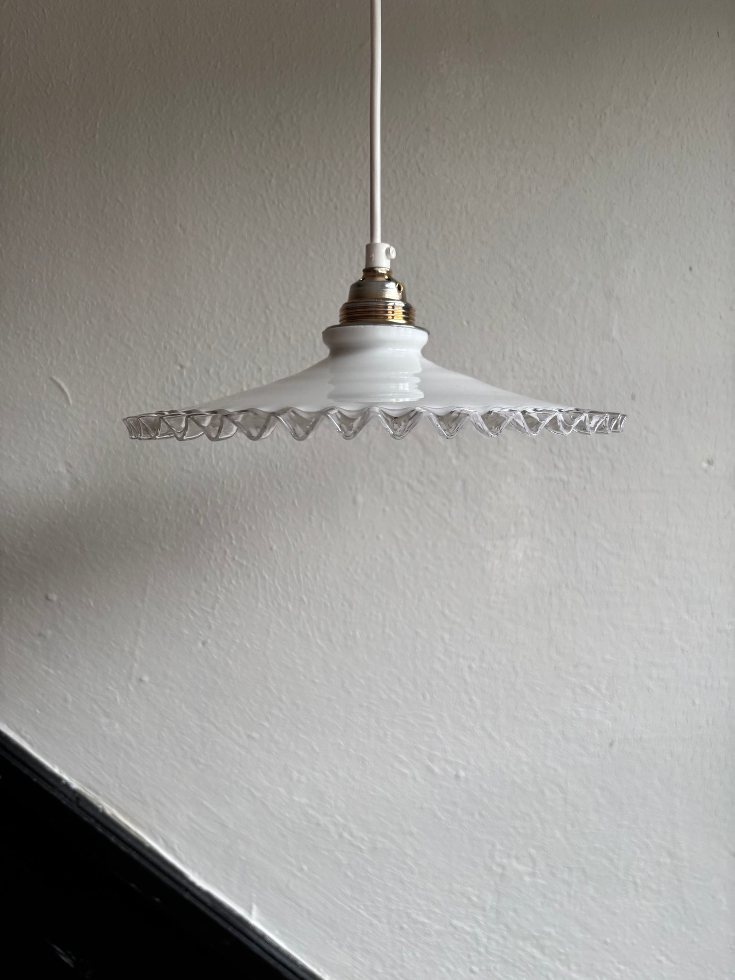 618 - Vintage opaline melkglazen 'kartel' hanglamp