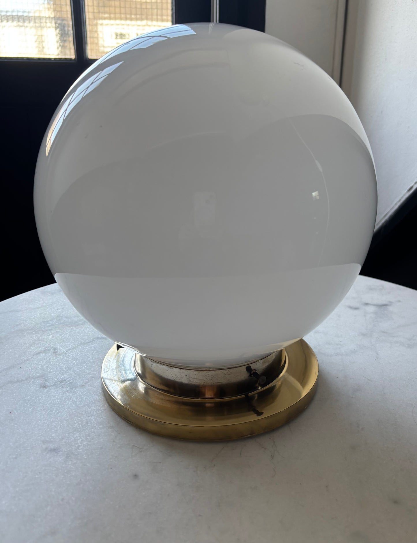 502 - Vintage globe schoollamp bollamp wit glas opaline plafoniere