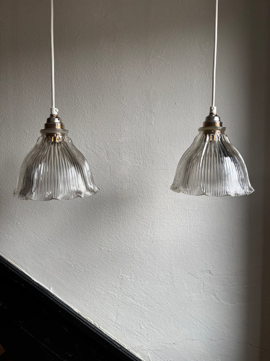 839 - Set van 2 - Vintage sierlijke holophane glazen streep hanglampen kap