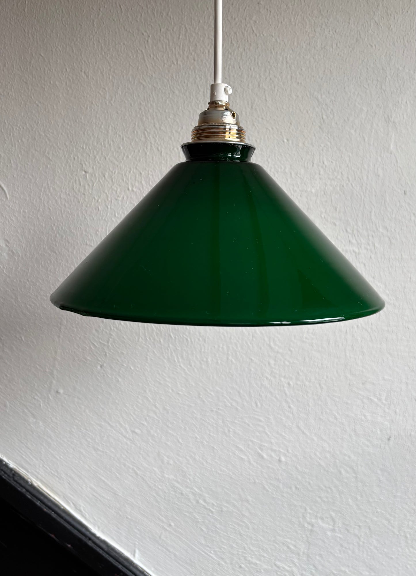 828 - Vintage groene opaline melkglazen 'driehoek' hanglamp