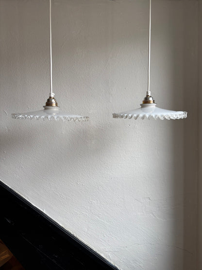 793 - Set van 2 - Vintage opaline melkglazen 'kartel' hanglampen