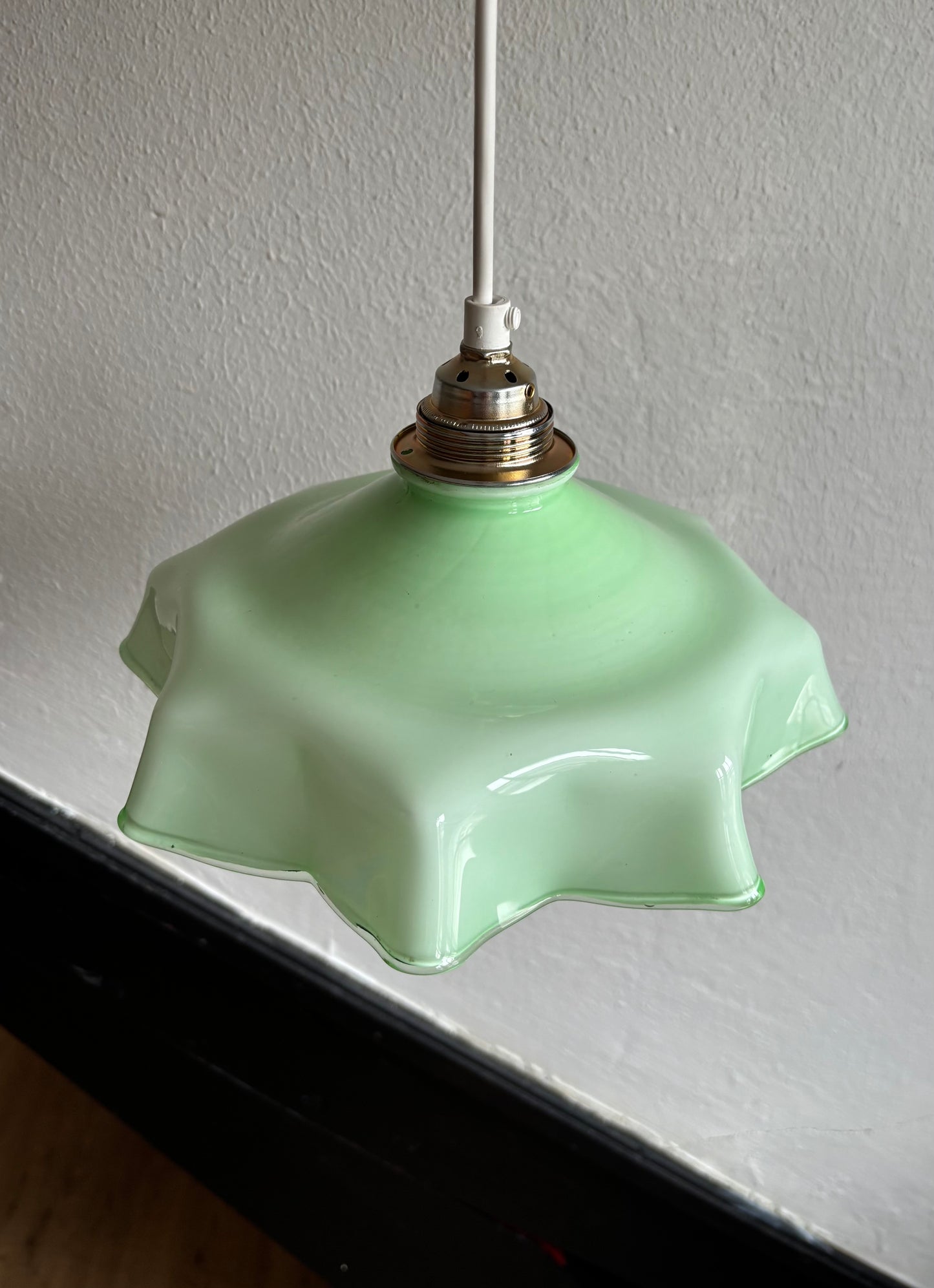 620 - Vintage groene opaline melkglazen 'bloem' hanglamp