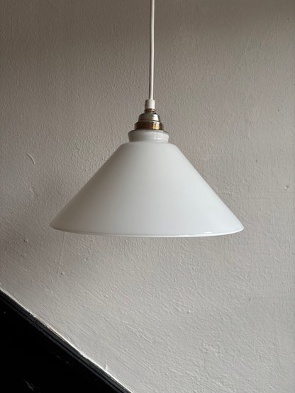 567/1 - Vintage opaline melkglazen 'driehoek' hanglamp